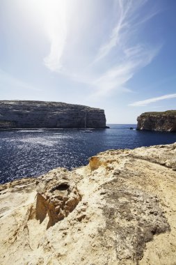 Malta Adası, Gozo, yelkenli tekne Dweira lagün ve kayalık sahil şeridi görünümünü Azure pencere Rock yakınındaki