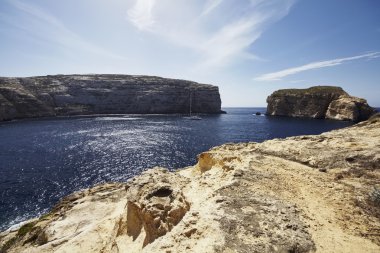 Malta Adası, Gozo, yelkenli tekne Dweira lagün ve kayalık sahil şeridi görünümünü Azure pencere Rock yakınındaki
