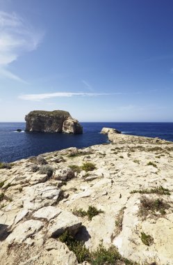 Malta Adası, gozo, dweira, azure pencere rock yakınındaki kayalık sahil şeridi görünümü