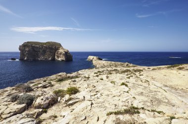 Malta Adası, gozo, dweira, azure pencere rock yakınındaki kayalık sahil şeridi görünümü