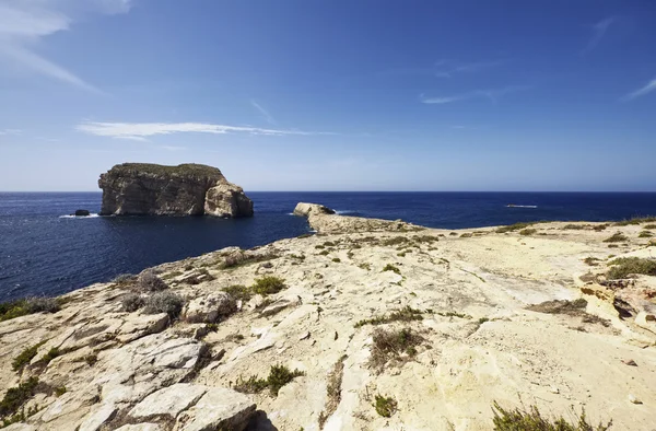 Wyspa Malta, gozo, dweira, widok na skaliste wybrzeża w pobliżu rock okno Lazur — Zdjęcie stockowe