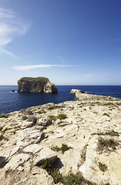 Malta Adası, gozo, dweira, azure pencere rock yakınındaki kayalık sahil şeridi görünümü — Stok fotoğraf