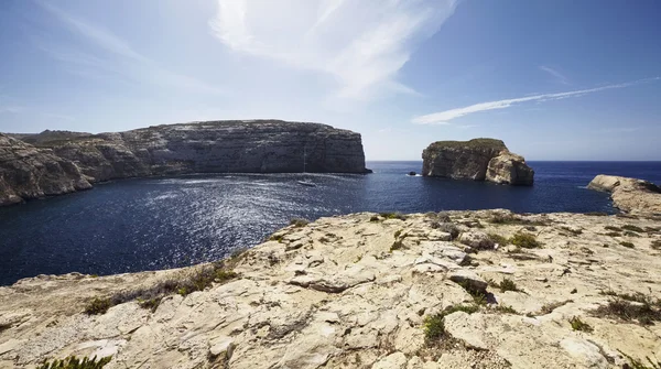 Ostrov Malta, Gozo, panoramatický pohled na plachetnice v Dweira laguny a skalnaté pobřeží poblíž Azure Window Rock — Stock fotografie