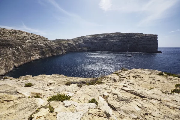 Insel Malta, Gozo, Blick auf Segelboote in der Dweira-Lagune und die felsige Küste in der Nähe des azurblauen Fensterfelsens — Stockfoto