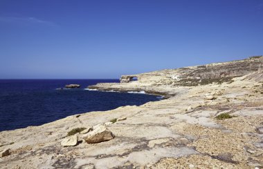 Malta Adası, Gozo, Dweira, kayalık sahil şeridi ve Azure pencere Rock görünümü