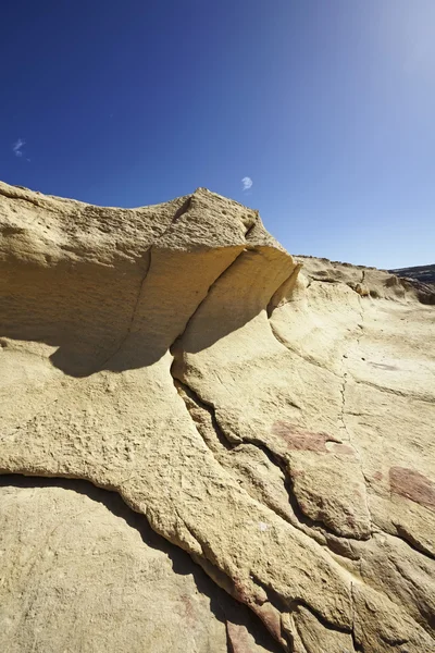 Maltan saari, Gozo, Dweira, kivikkoisen rannikon tuulieroosio Azure Window Rockin lähellä — kuvapankkivalokuva