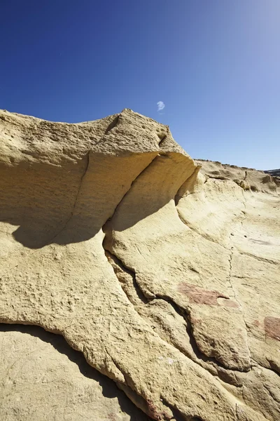 Isla de Malta, Gozo, Dweira, erosión eólica de la costa rocosa cerca de la Roca Ventana Azul — Foto de Stock