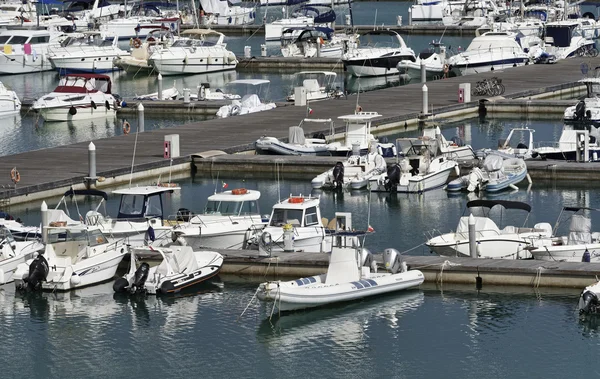 Italia, Sicilia, Mar Mediterráneo, Marina di Ragusa; 1 Julio 2016, barcos y yates de lujo en el puerto - EDITORIAL —  Fotos de Stock