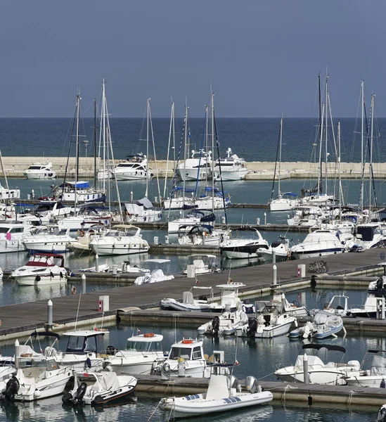 İtalya, Sicilya, Akdeniz, Marina di Ragusa; 1 Temmuz 2016, tekneler ve Lüks Yatlar port - Editörden — Stok fotoğraf