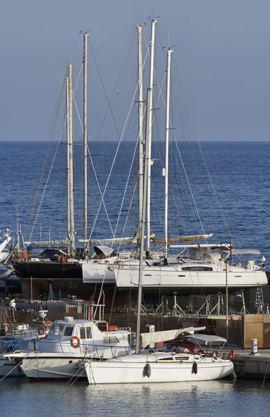 İtalya, Sicilya, Akdeniz, Marina di Ragusa; 1 Temmuz 2016, Lüks Yatlar port - Editörden — Stok fotoğraf