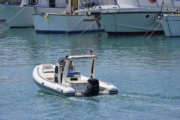 Italie, Sicile, Méditerranée, Marina di Ragusa ; 3 Juillet 2016, l'homme sur un bateau en caoutchouc dans le port - EDITORIAL — Photo