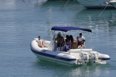İtalya, Sicilya, Akdeniz, Marina di Ragusa; 3 Temmuz 2016, insanlar bir lastik üzerinde port - editoryal tekne.
