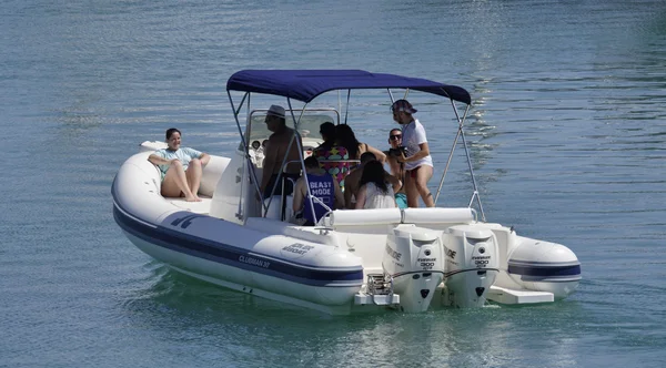 Itália, Sicília, Mar Mediterrâneo, Marina di Ragusa; 3 Julho 2016, pessoas em um barco de borracha no porto - EDITORIAL — Fotografia de Stock