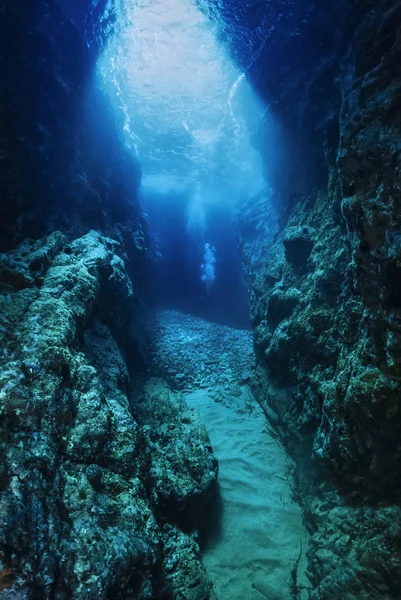 Italia, Isla Ponza, U.W. foto, buceo en cuevas (SCAN DE PELÍCULA ) — Foto de Stock