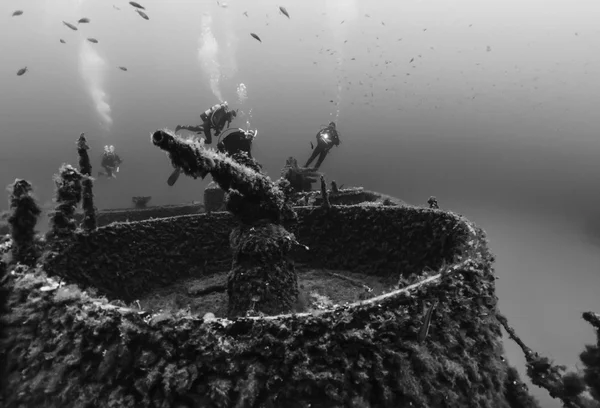 Italy, Ponza Island, U.W. photo, wreck diving, cannon tower of a sunken ship (FILM SCAN) — Stock Photo, Image