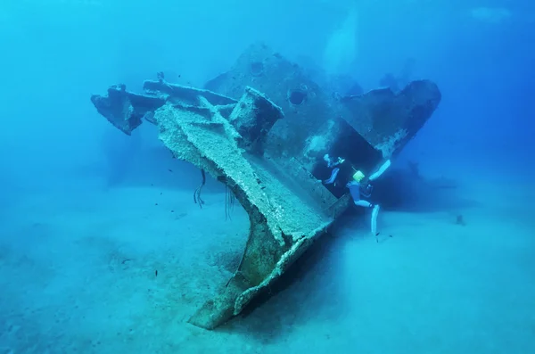 İtalya, Akdeniz, dalgıç ve bir batık gemi enkazı - Film tarama — Stok fotoğraf