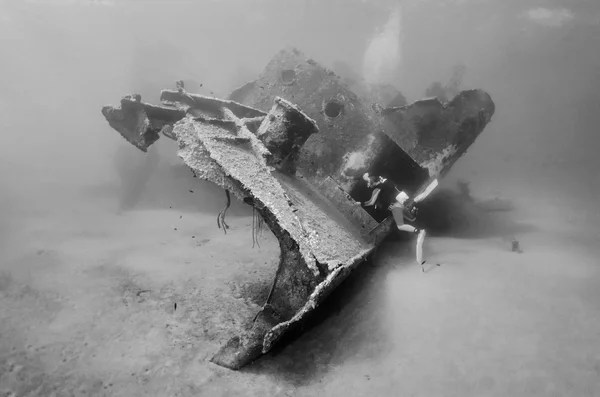 Italia, Mar Mediterráneo, buzo y naufragio de un barco hundido - SCAN DE PELÍCULA — Foto de Stock