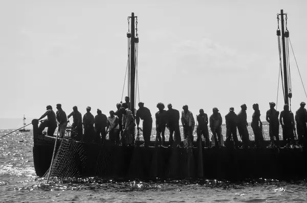 Itálie, Sicílie, Středozemní moře, ostrov Favignana, rybolov tuňáků, rybáři vytažení sítí s tuňáků - Film Scan — Stock fotografie