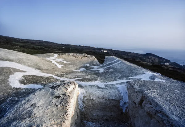 Olaszország, Szicília, Pantelleria-sziget (Trapani megyében), a tetőn egy tipikus kőház (dammuso) és a sziklás volanic-part, a sziget - Film-Scan — Stock Fotó