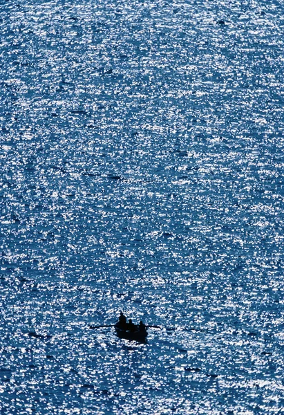 Ιταλία, Σικελία, Τυρρηνικό Πέλαγος, τους αλιείς σε μια ξύλινη βάρκα - σάρωση φιλμ — Φωτογραφία Αρχείου