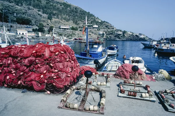 Italien, Sizilien, Insel Ustica, Fischernetze und Holzboote im Hafen - Filmscan — Stockfoto