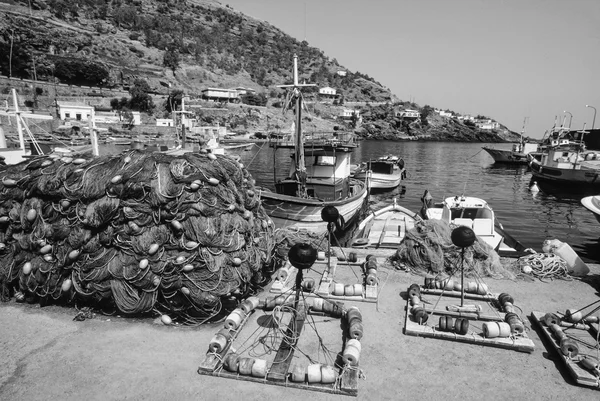 Italia, Sicilia, Isola di Ustica, reti da pesca e barche in legno nel porto - FILM SCAN — Foto Stock