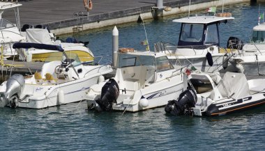 İtalya, Sicilya, Akdeniz, Marina di Ragusa; 10 Temmuz 2016, tekneler limanda - Editörden