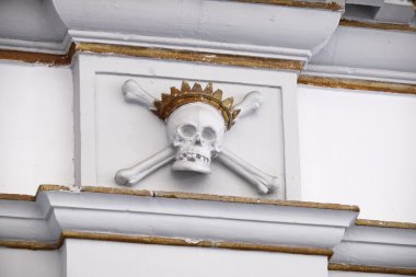 İtalya, Sicilya, Ragusa Ibla, Araf Aziz ruhları Barok Kilisesi (Chiesa delle Anime Sante Del Purgatorio), 1757 a.C., özgün alçı kafatası kilisenin içinde Kardinal şapkalı