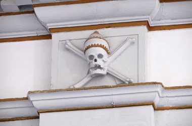 İtalya, Sicilya, Ragusa Ibla, Araf Aziz ruhları Barok Kilisesi (Chiesa delle Anime Sante Del Purgatorio), 1757 a.C., özgün alçı kafatası kilisenin içinde Kardinal şapkalı