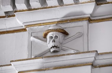 İtalya, Sicilya, Ragusa Ibla, Araf Aziz ruhları Barok Kilisesi (Chiesa delle Anime Sante Del Purgatorio), 1757 a.C., özgün alçı kafatası kilisenin içinde Kardinal şapkalı