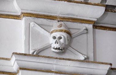 İtalya, Sicilya, Ragusa Ibla, Araf Aziz ruhları Barok Kilisesi (Chiesa delle Anime Sante Del Purgatorio), 1757 a.C., özgün alçı kafatası kilisenin içinde Kardinal şapkalı