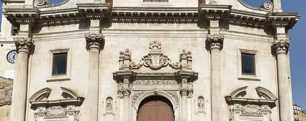 Itália, Sicília, Ragusa Ibla, Purgatório São Almas Igreja Barroca (Chiesa delle Anime Sante Del Purgatorio), 1757 a.C., estátuas e decorações na fachada barroca da igreja — Fotografia de Stock