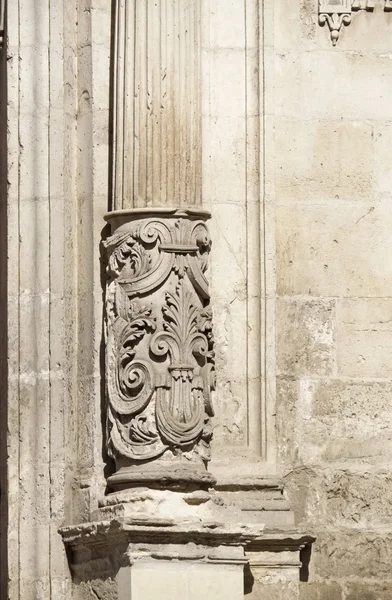 Italie, Sicile, Raguse Ibla, Eglise baroque Sainte-Âmes du purgatoire (Chiesa delle Anime Sante Del Purgatorio), 1757 av. J.-C., décorations sur la façade baroque de l'église — Photo