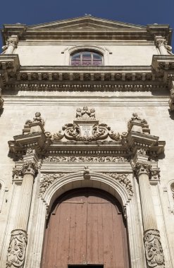İtalya, Sicilya, Ragusa Ibla, Araf Aziz ruhları Barok Kilisesi (Chiesa delle Anime Sante Del Purgatorio), 1757 a.C., heykeller ve kilisenin Barok cephesinde süslemeleri