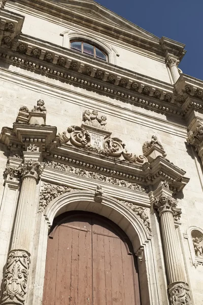 Italy, Sicily, Ragusa Ibla, Purgatory Saint Souls Baroque Church (Chiesa delle Anime Sante Del Purgatorio), 1757 a.C., statues and decorations on the baroque facade of the church — Stock Photo, Image