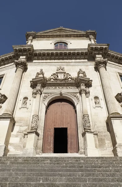 意大利的西西里岛，拉古萨 Ibla，炼狱圣灵魂巴洛克风格教堂 （基耶萨阿尔动漫圣德尔炼狱），1757年交流、 雕像和装饰上教会的巴洛克风格的正面 — 图库照片