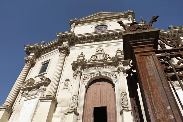 Italy, Sicily, Ragusa Ibla, Purgatory Saint Souls Baroque Church (Chiesa delle Anime Sante Del Purgatorio), 1757 a.C., statues and decorations on the baroque facade of the church — Stock Photo, Image