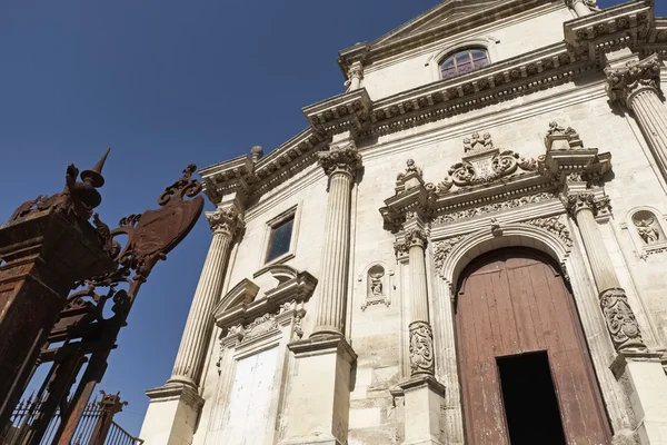 意大利的西西里岛，拉古萨 Ibla，炼狱圣灵魂巴洛克风格教堂 （基耶萨阿尔动漫圣德尔炼狱），1757年交流、 雕像和装饰上教会的巴洛克风格的正面 — 图库照片
