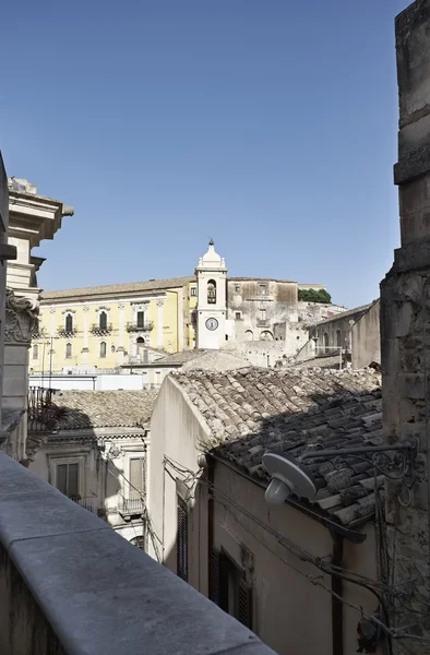 Italy, Sicily, Ragusa Ibla, old buildings and Purgatory Saint Souls Baroque Church bell tower (Chiesa delle Anime Sante Del Purgatorio), 1757 a.C., — Stock Photo, Image