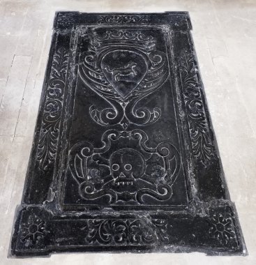 İtalya, Sicilya, Ragusa Ibla, S. Maria dell'Itria barok Kilisesi (18nci yüzyıl), kilisenin içinde oyulmuş tar mezar taşı el