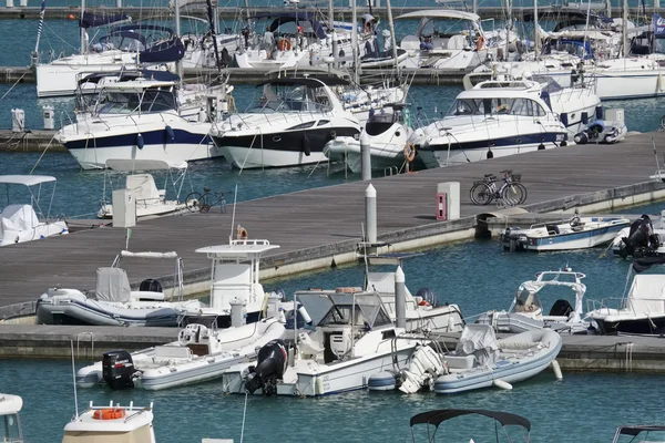 Италия, Сицилия, Средиземное море, Marina di Ragusa; 14 июля 2016, лодки и роскошные яхты в порту - РЕДАКЦИЯ — стоковое фото