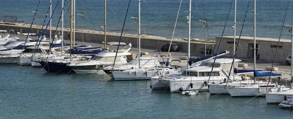 Italien, Sicilien, Medelhavet, Marina di Ragusa; 14 juli 2016, segelbåtar lyxiga i hamnen - ledare — Stockfoto