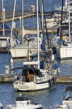 İtalya, Sicilya, Akdeniz, Marina di Ragusa; 14 Temmuz 2016, tekneler ve Lüks Yatlar port - Editörden