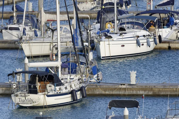 Италия, Сицилия, Средиземное море, Marina di Ragusa; 14 июля 2016, лодки и роскошные яхты в порту - РЕДАКЦИЯ — стоковое фото