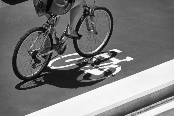 Italien; 16 juli 2016, Radfahrer auf einem Radweg mit Fahrradschild - Leitartikel — Stockfoto