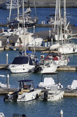 İtalya, Sicilya, Akdeniz, Marina di Ragusa; 16 Temmuz 2016, tekneler ve Lüks Yatlar port - Editörden