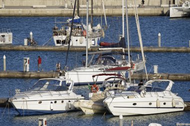 İtalya, Sicilya, Akdeniz, Marina di Ragusa; 16 Temmuz 2016, tekneler ve Lüks Yatlar port - Editörden