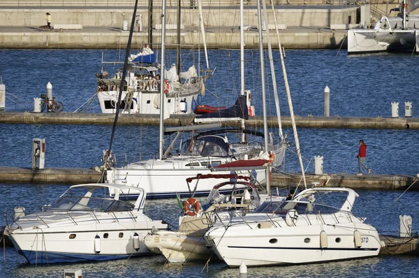 Италия, Сицилия, Средиземное море, Marina di Ragusa; 16 июля 2016, лодки и роскошные яхты в порту - РЕДАКЦИЯ — стоковое фото