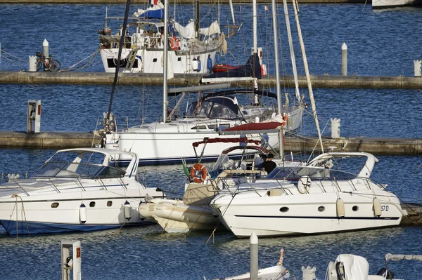 Itália, Sicília, Mar Mediterrâneo, Marina di Ragusa; 16 Julho 2016, barcos e iates de luxo no porto - EDITORIAL — Fotografia de Stock