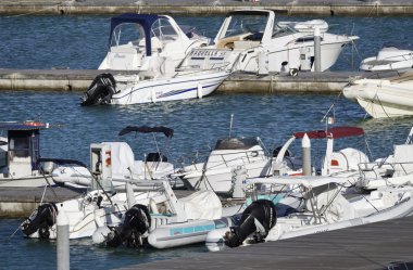 İtalya, Sicilya, Akdeniz, Marina di Ragusa; 16 Temmuz 2016, tekneler ve Lüks Yatlar port - Editörden